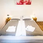 Wunderschoene Wohnung In Sanierter Villa! Incl Wifi